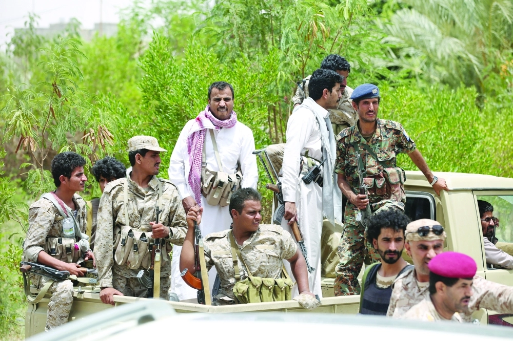 جنود يمنيون فوق سيارة عسكرية في مأرب يرحبون بالرئيس هادي (رويترز)