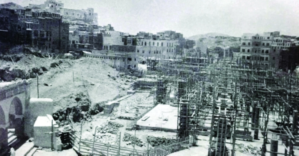 جانب من إنشاءات التوسعة السعودية الأولى           (مجموعة بن لادن)