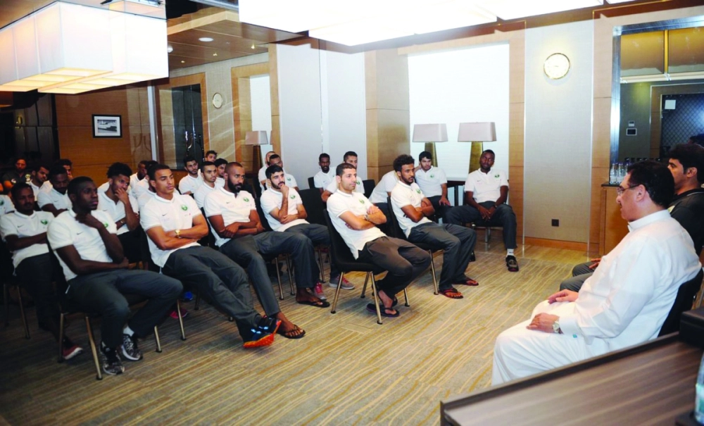 طارق كيال خلال اجتماعه باللاعبين