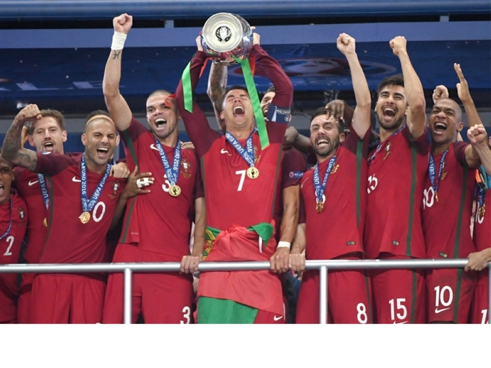 رونالدو يحمل كأس البطولة أمس (إ ب أ)