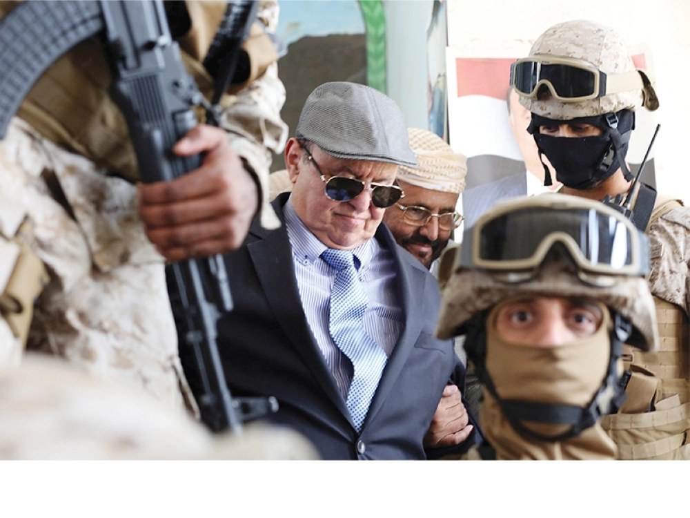 هادي متفقدا قوات الشرعية في مأرب أمس (رويترز)