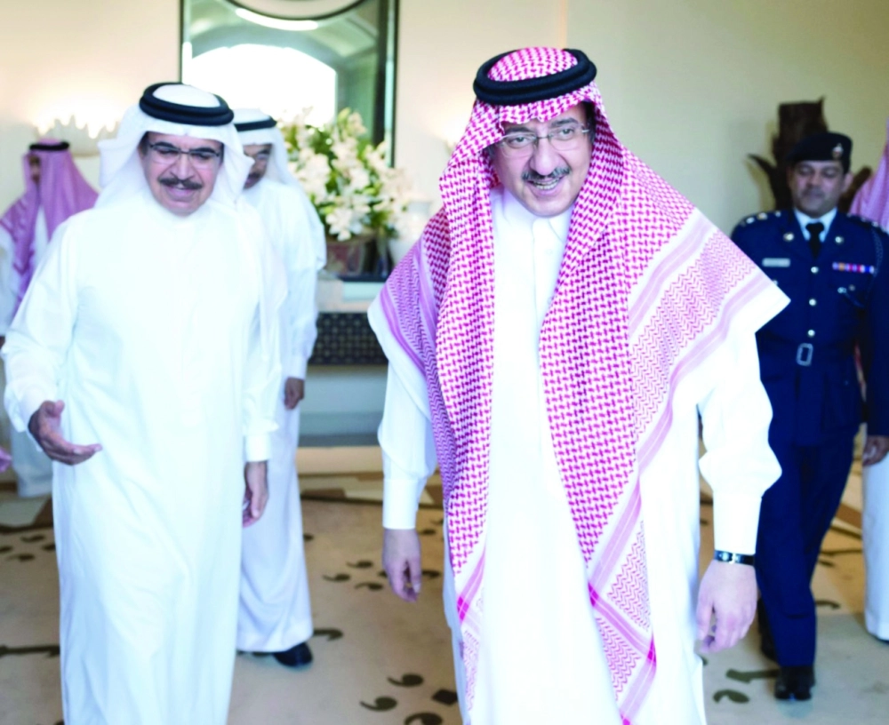 الأمير محمد بن نايف مستقبلا آل خليفة في جدة أمس                        (واس)