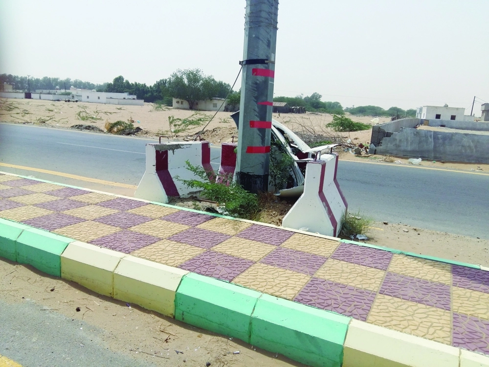 بقايا مركبة اصطدمت بالخرسانة                                     (مكة) 