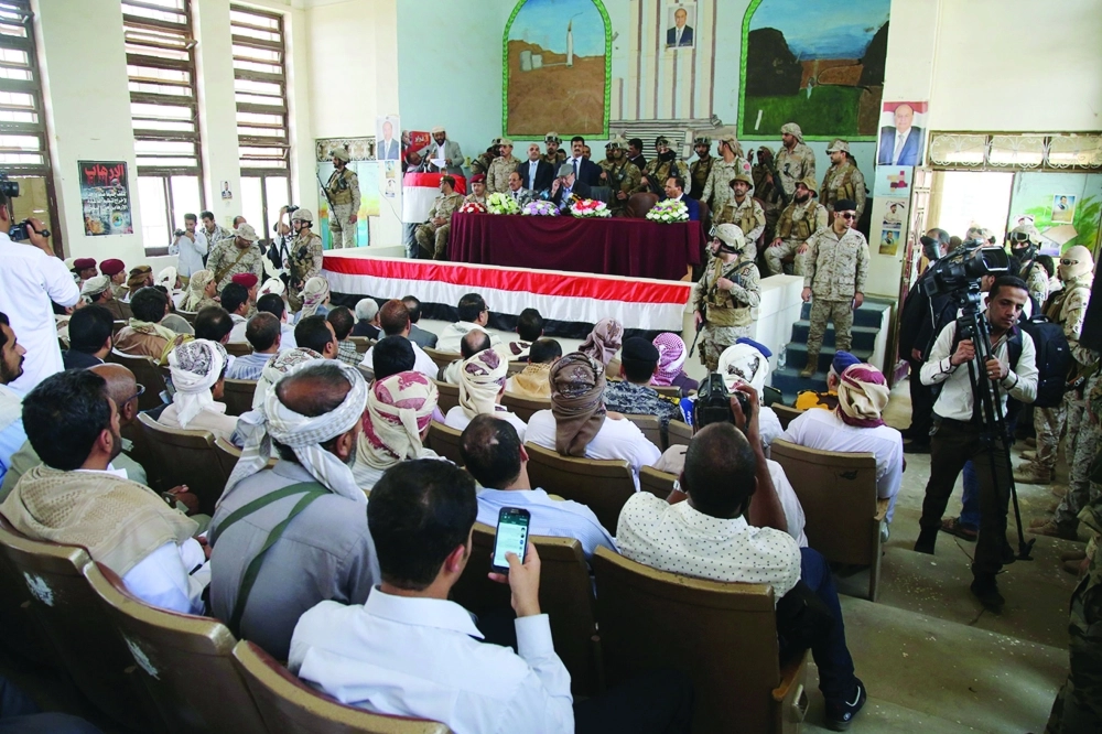 هادي يتحدث إلى الجنود خلال زيارته مأرب أمس الأول        (أ ف ب)