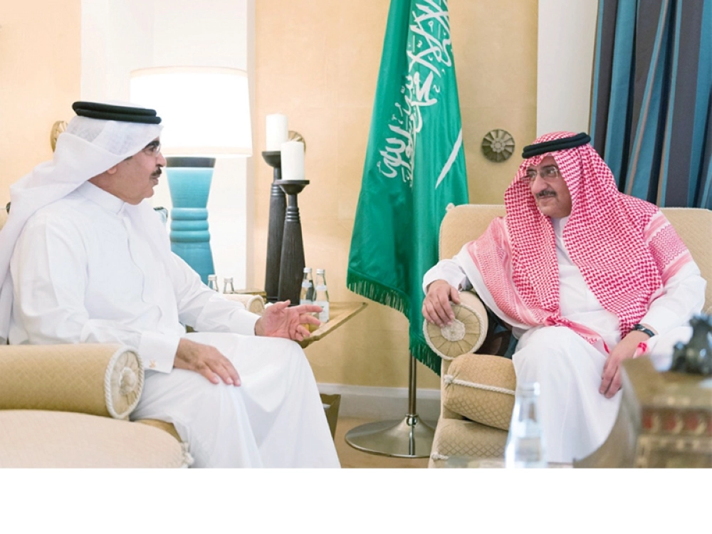 ولي العهد مستقبلا وزير داخلية البحرين في جدة أمس (واس)