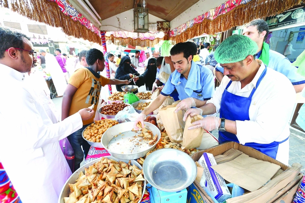 إحدى بسطات بيع السنبوسة في جدة خلال رمضان                     (ثامر الفرج)