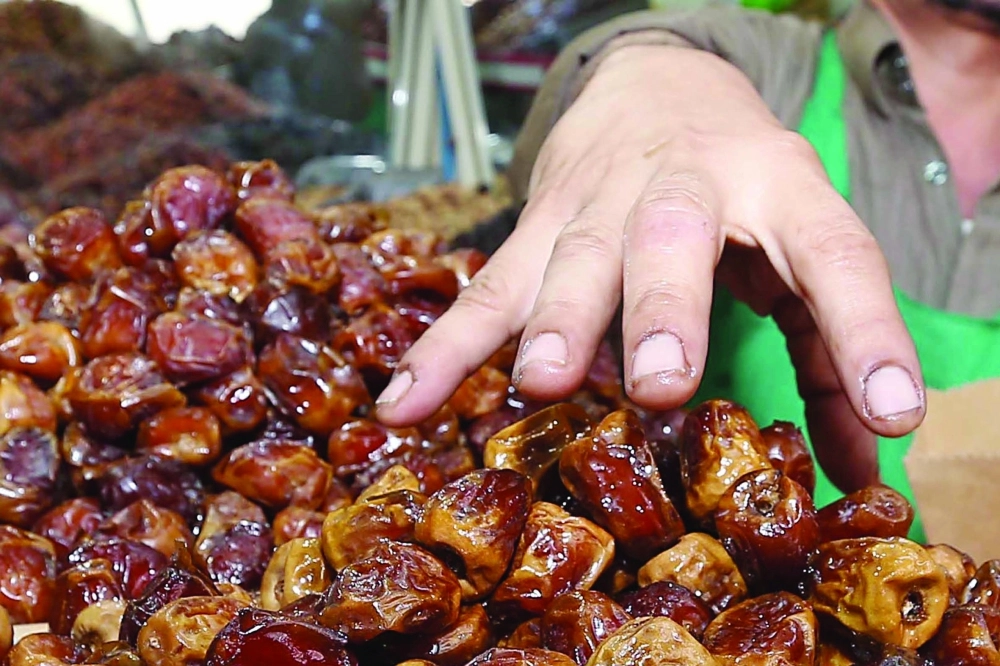 عامل يبيع التمور في جدة بدون لبس قفاز 