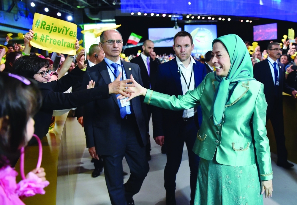 زعيمة المعارضة الإيرانية مريم رجوي تصافح المشاركين في مؤتمر باريس                                          (مكة)