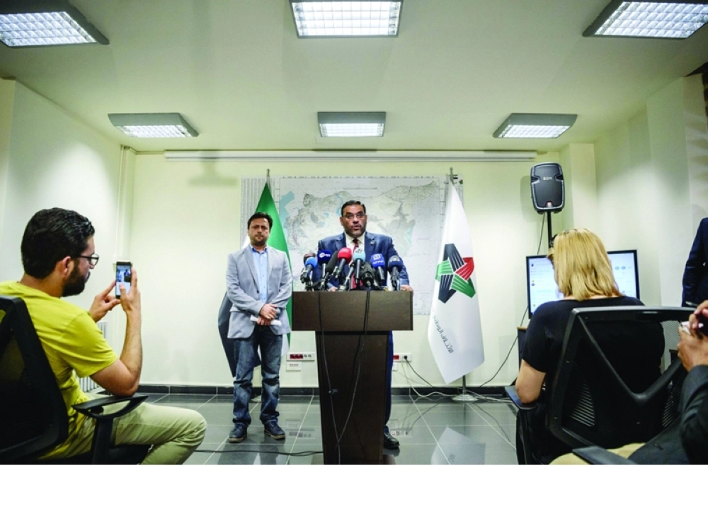 رئيس الائتلاف السوري المعارض خلال مؤتمر صحفي في إسطنبول أمس (أ ف ب)