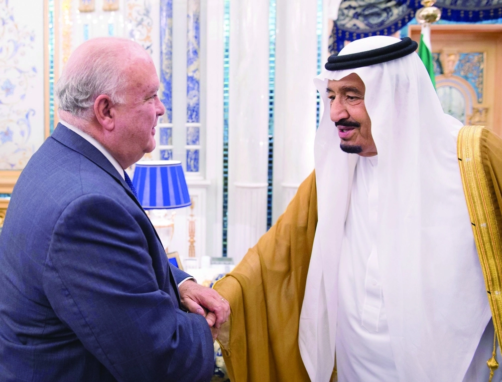 .. ومصافحا سفير الولايات المتحدة                                         (واس)