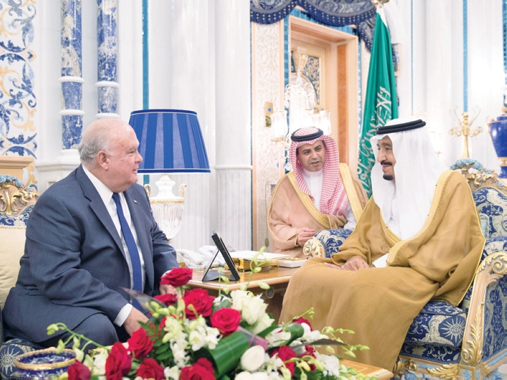 الملك سلمان لدى استقباله السفير الأمريكي في السعودية ( واس)