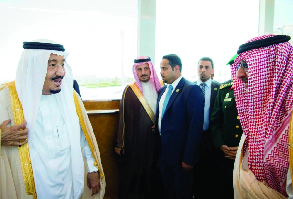 الملك سلمان في حديث مع الأمير محمد بن نايف لدى مغادرته جدة