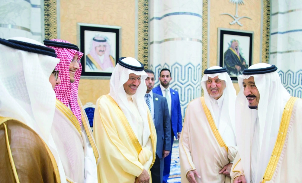 الملك سلمان في حديث مع مودعيه لدى مغادرته جدة