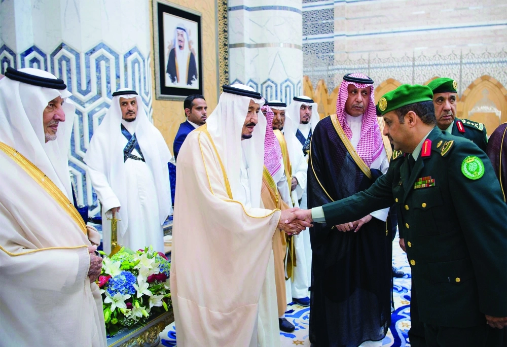 الملك سلمان مصافحا مودعيه 