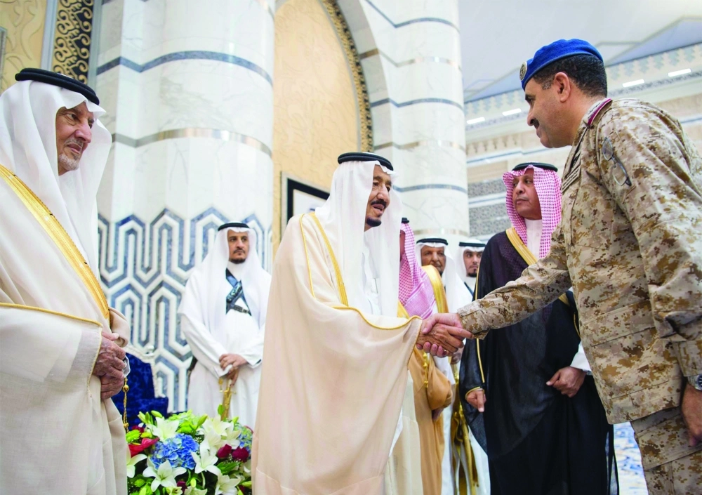 الملك سلمان مصافحا مودعيه 