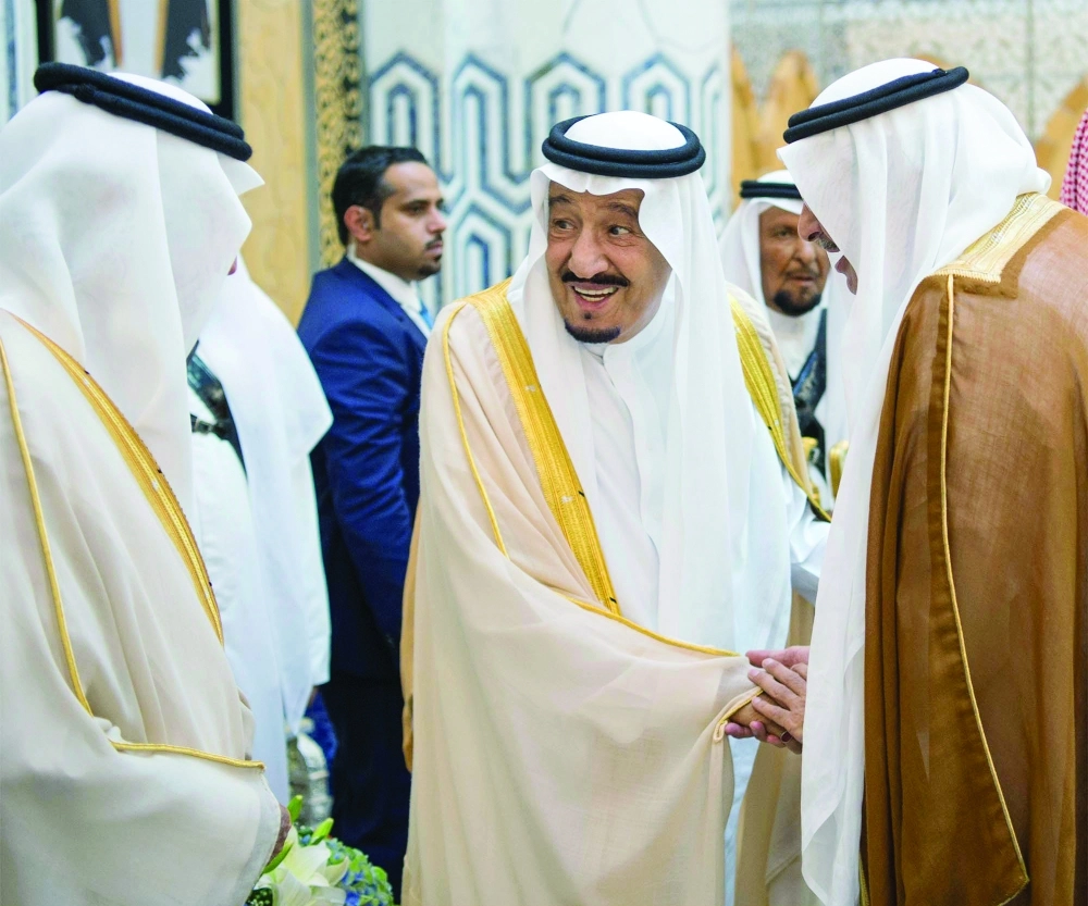 الملك سلمان مصافحا مودعيه