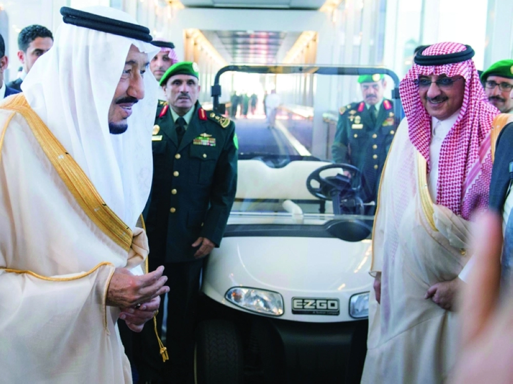 خادم الحرمين لحظة مغادرته جدة إلي الخارج في إجازة خاصة ونائب الملك في وداعه (واس)