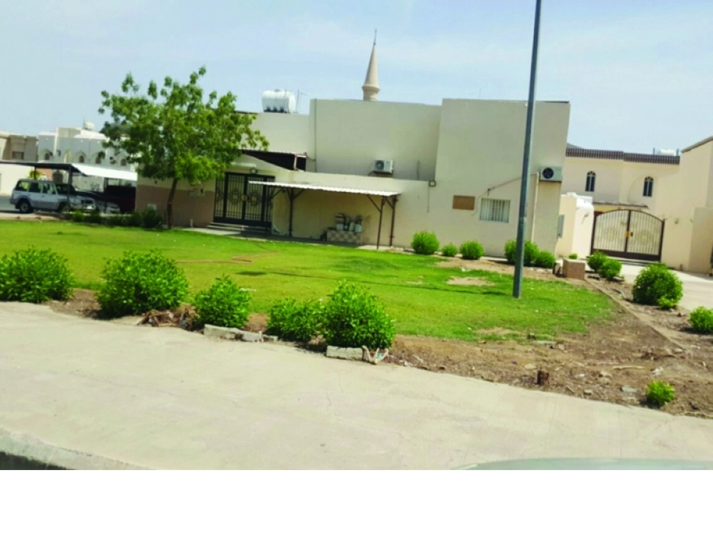 الحديقة بعد إزالة السور الحديدي                                                            (مكة) 