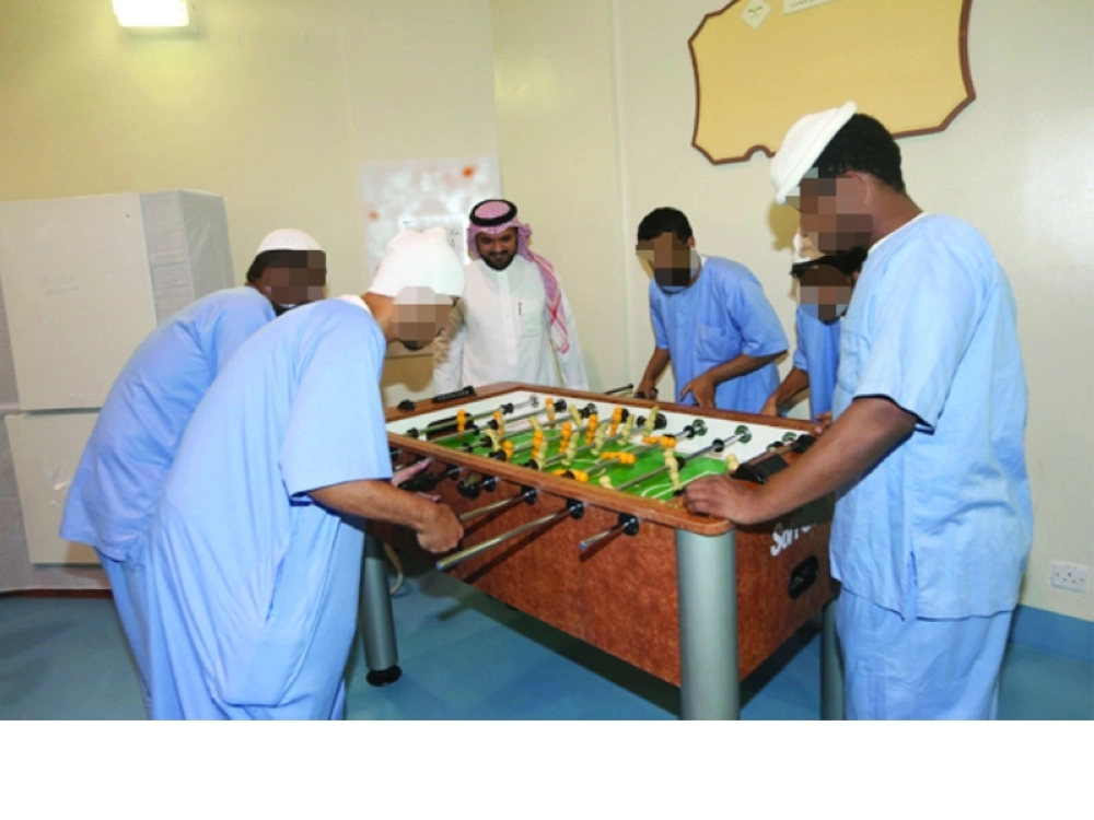 نزلاء يلعبون الفرفيرة