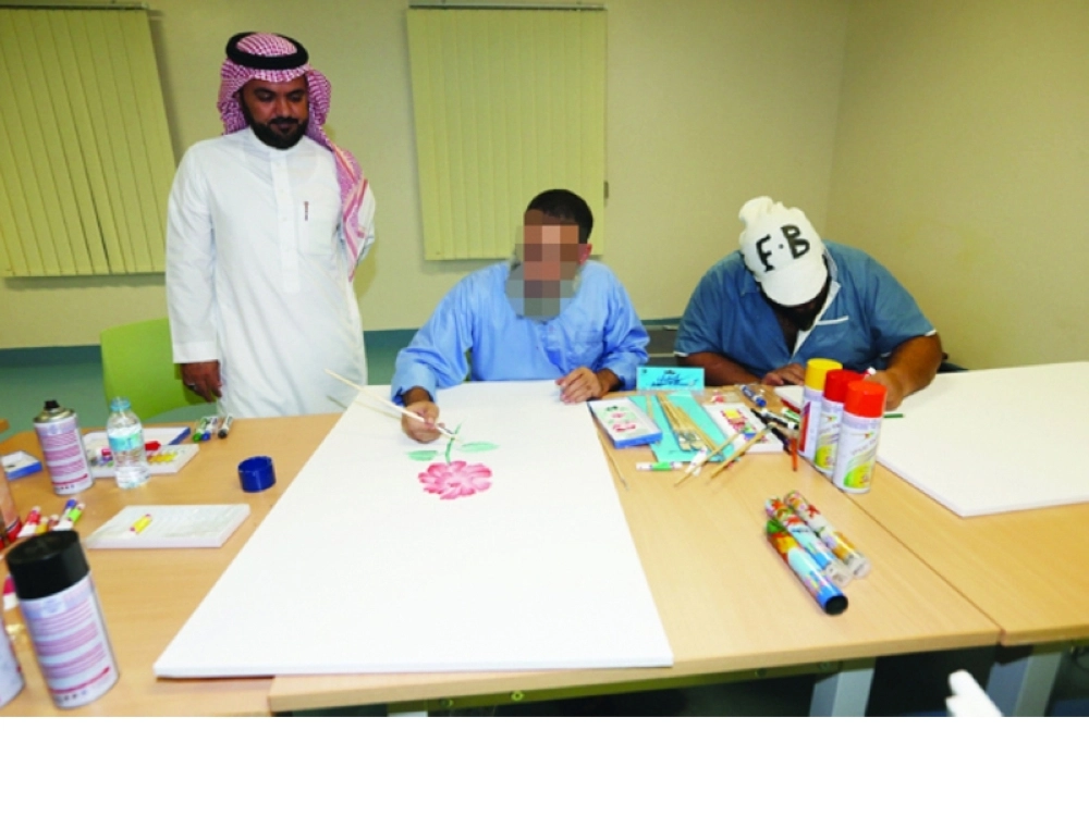 نزلاء في معرض الفنون التشكيلية (غرم عسيري)