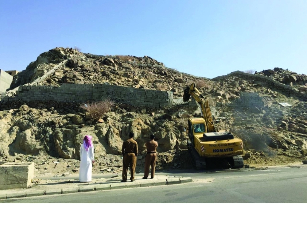 فرق البلدية خلال إزالة التعديات (مكة)