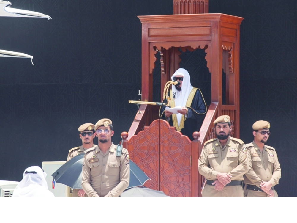 ماهر المعيقلي خلال خطبة الجمعة في المسجد الحرام أمس (مكة)