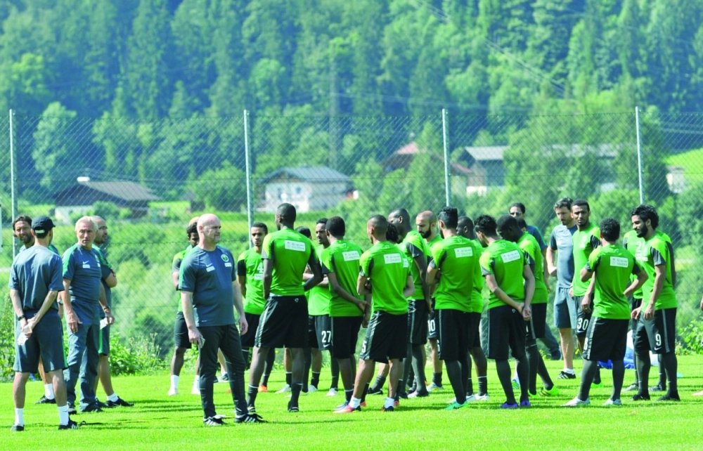 مارفيك يحاضر اللاعبين قبل حصة تدريبية بمعسكر النمسا                            (مكة)