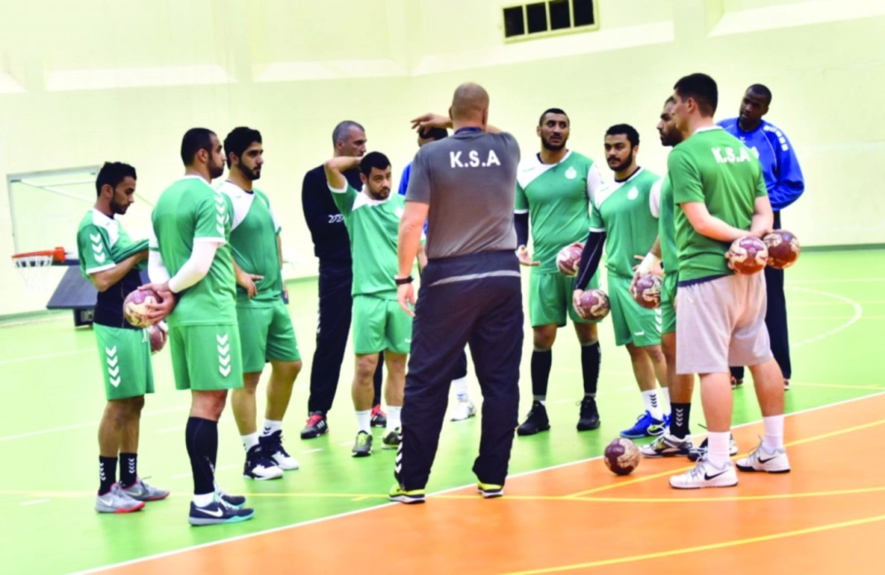 لاعبو المنتخب السعودي يستمعون لمدربهم            (واس)