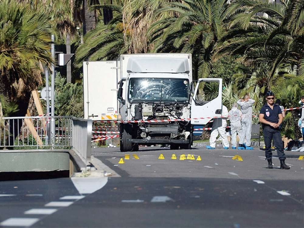 1رجال الأمن يتفحصون شاحنة الاعتداء الإرهابي (إ ب أ)