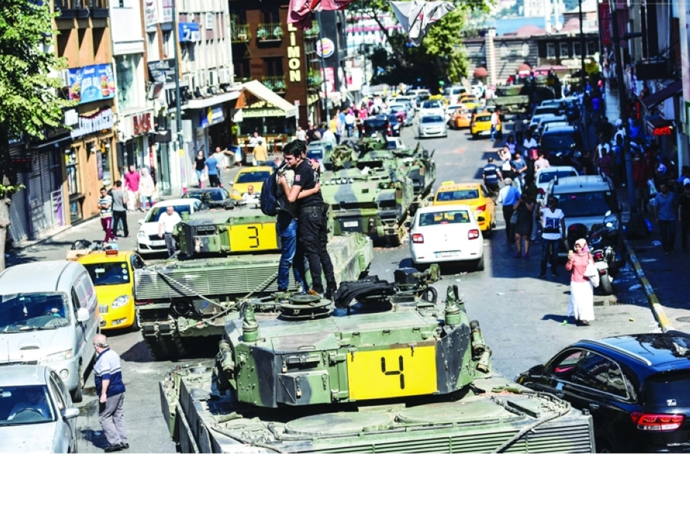 34تركيان يعانقان بعضهما على دبابة بعد فشل الانقلاب (أ ف ب)