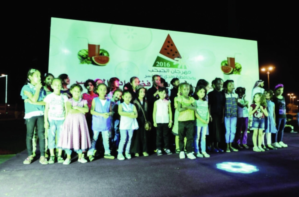 مجموعة من الأطفال في فعالية مسرحية                  (واس)