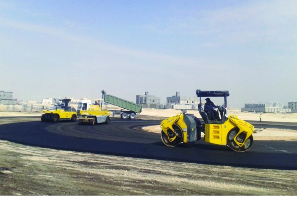 معدات بلدية خلال سفلتة أحد الطرق (مكة)