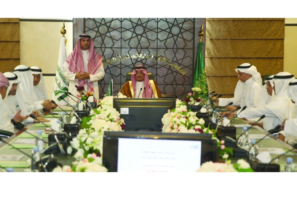 محمد بنتن لدى اجتماعه مع مطوفي الدول العربية أمس (ياسر بخش) 