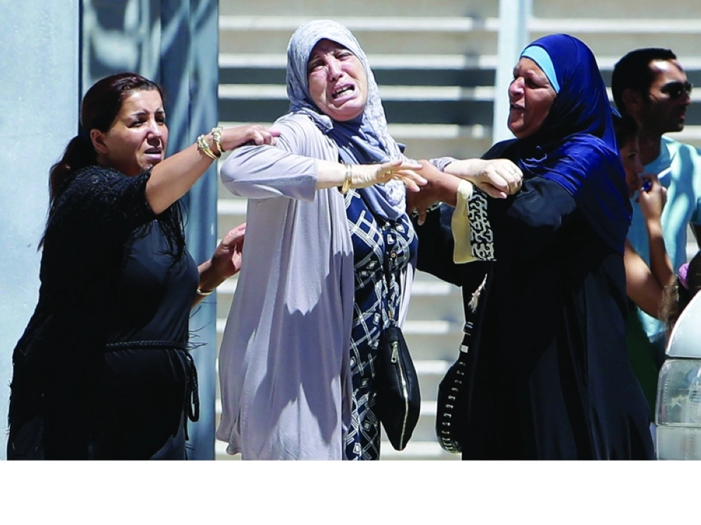 سيدة تبكي أمام مستشفى في نيس لموت أقاربها في الاعتداء الإرهابي (أ ب)