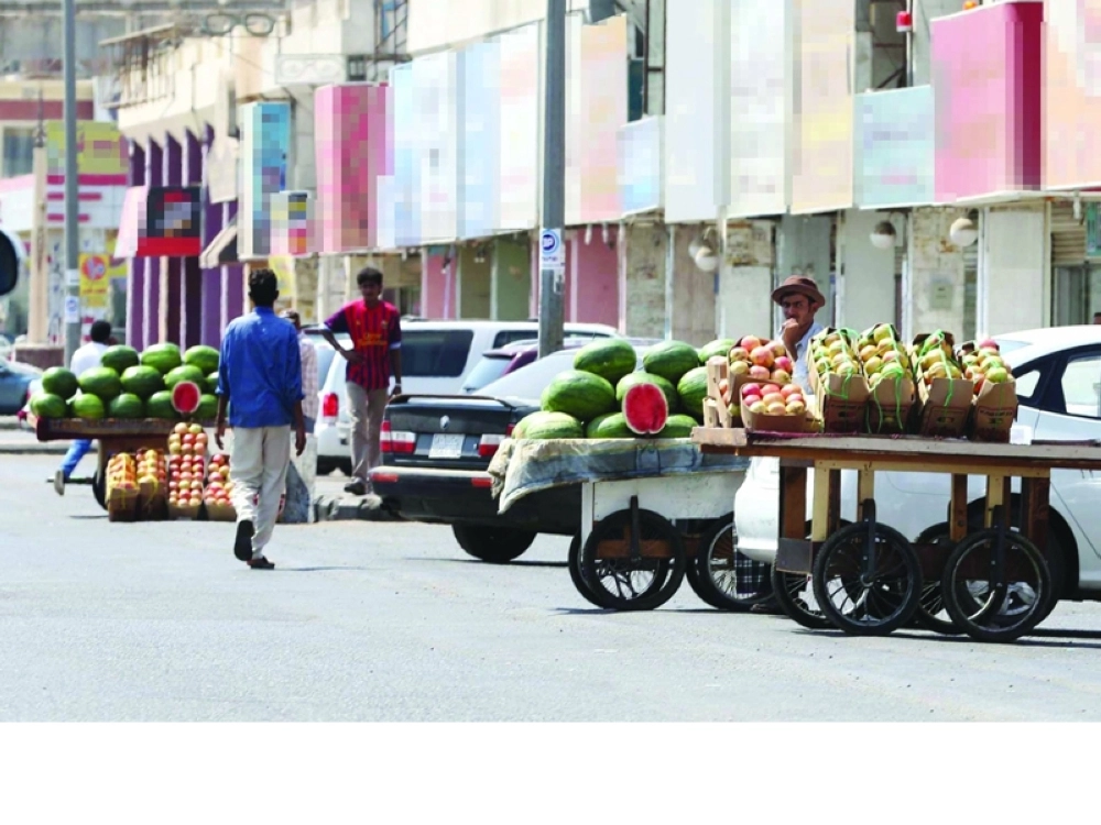 عدد من الباعة الجائلين في شارع حراء بجدة                                                                            (مكة) 