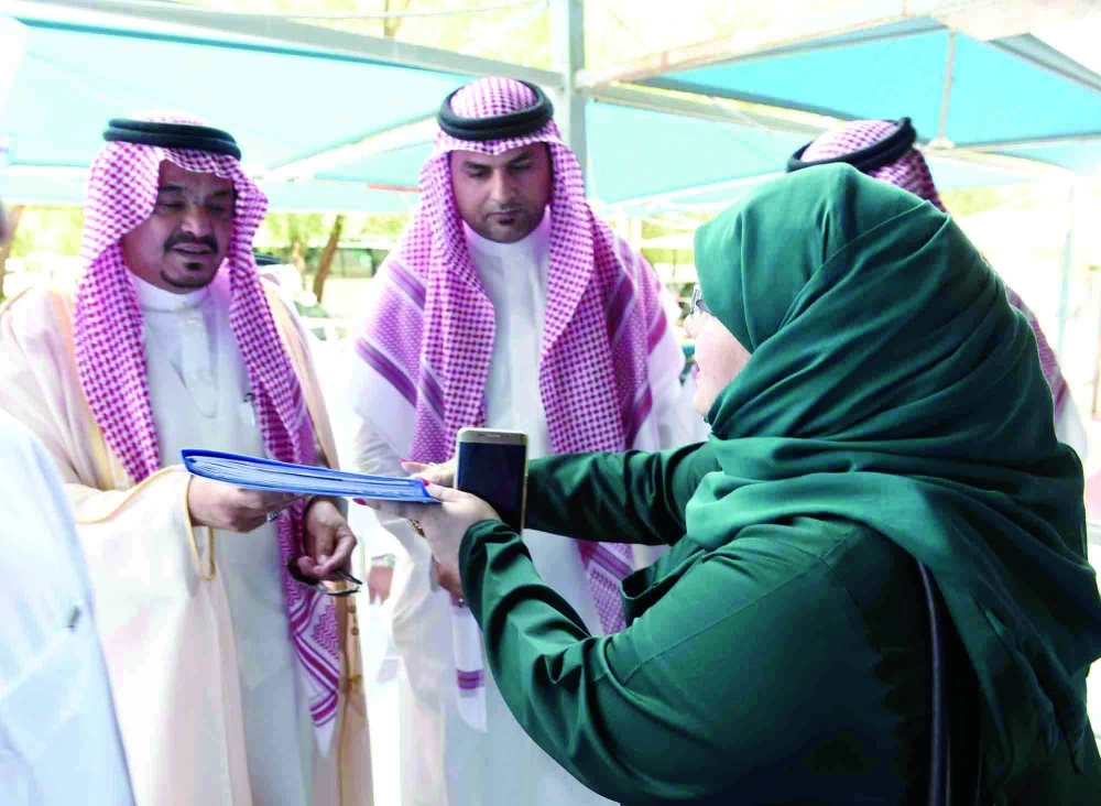 .. ومستمعا لإحدى المطوفات                         (أحمد جابر)