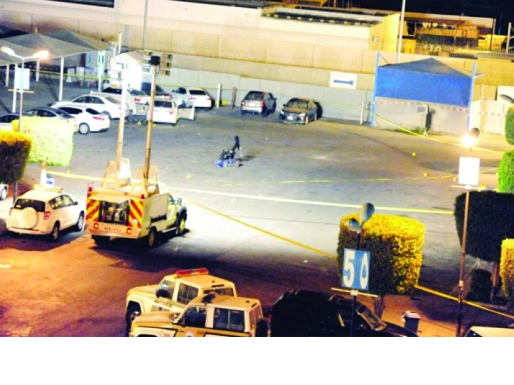 أجهزة أمنية وروبوت المتفجرات خلال تطهير منطقة التفجير الأخير في جدة (واس)