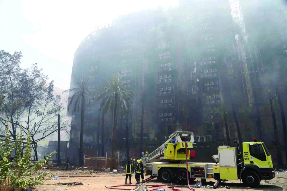 الفندق المحترق من الساحة الخلفية                  (أحمد جابر)