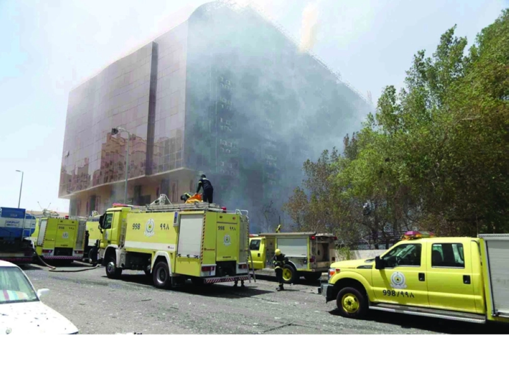 آليات الدفاع المدني وصهريج مياه في موقع الحريق