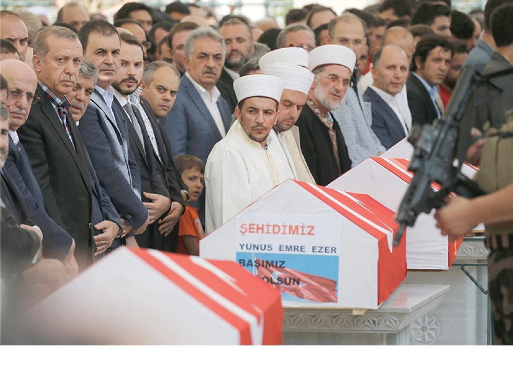 إردوغان ومسؤولون خلال الصلاة أمس على ضحايا الانقلاب (رويترز)