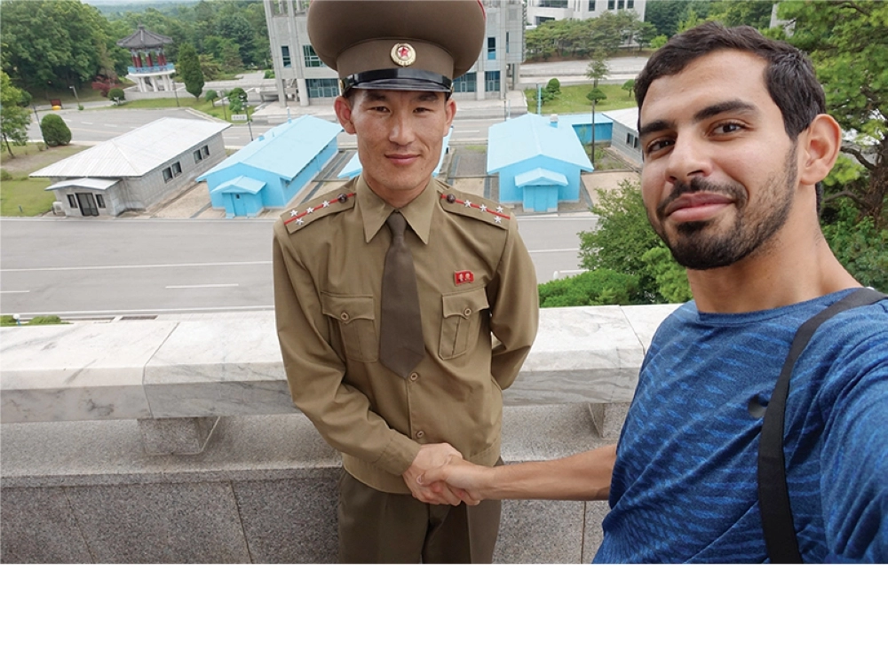 سرحان يلتقط سيلفي مع العسكري الوحيد المصرح له بتصويره 