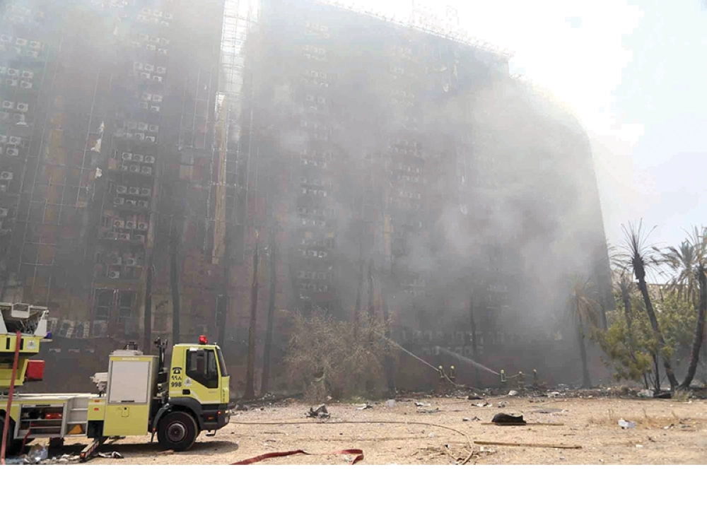 فرق الدفاع المدني خلال محاولتها السيطرة على الحريق أمس (أحمد جابر)