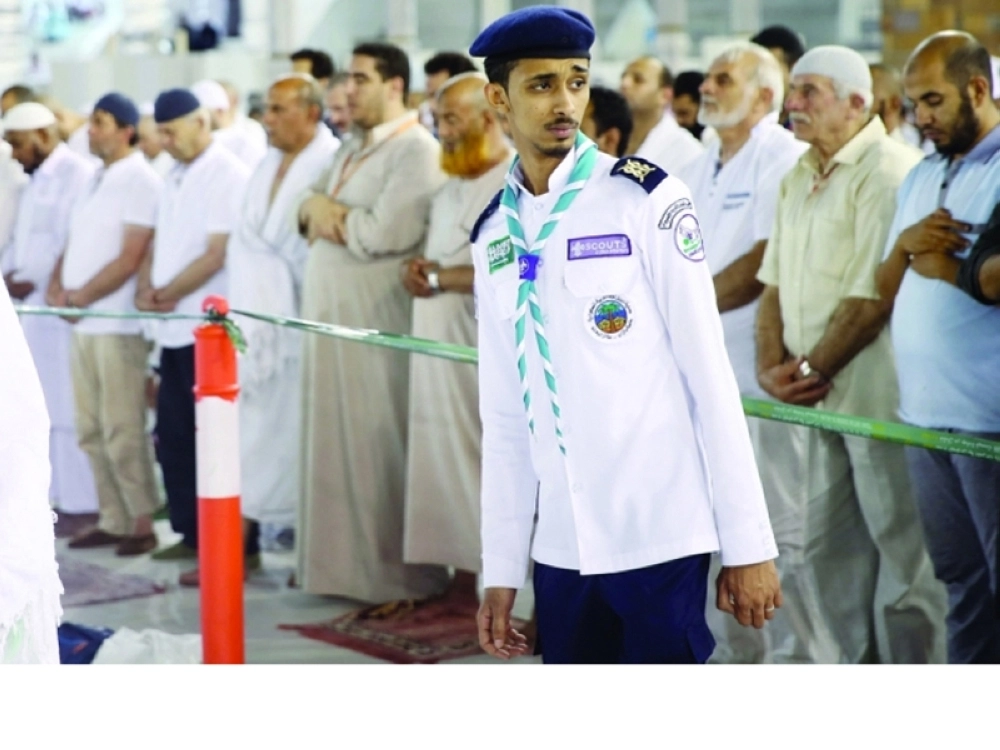 أحد أفراد الكشافة مشاركا في تنظيم صحن المطاف (مكة)