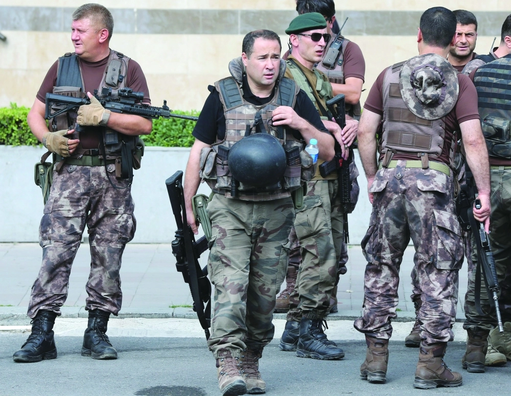 عناصر من القوات التركية الخاصة خلال عملية انتشار في إسطنبول أمس   (إ ب أ)