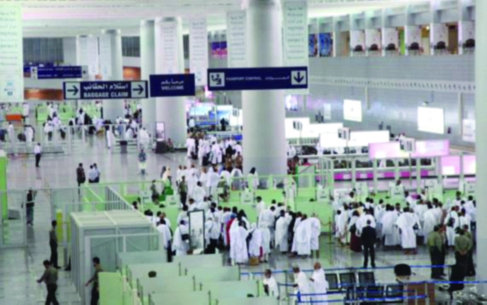 مسافرون في مطار الملك عبدالعزيز بجدة                                (مكة)