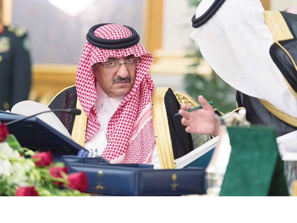 نائب خادم الحرمين لدى ترؤسه جلسة مجلس الوزراء في قصر السلام بجدة أمس (واس)