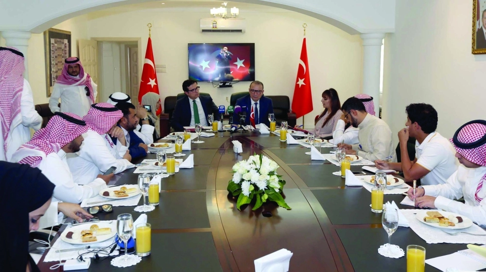 جانب من المؤتمر الصحفي الذي عقد بمقر القنصلية التركية في جدة (ثامر الفرج)