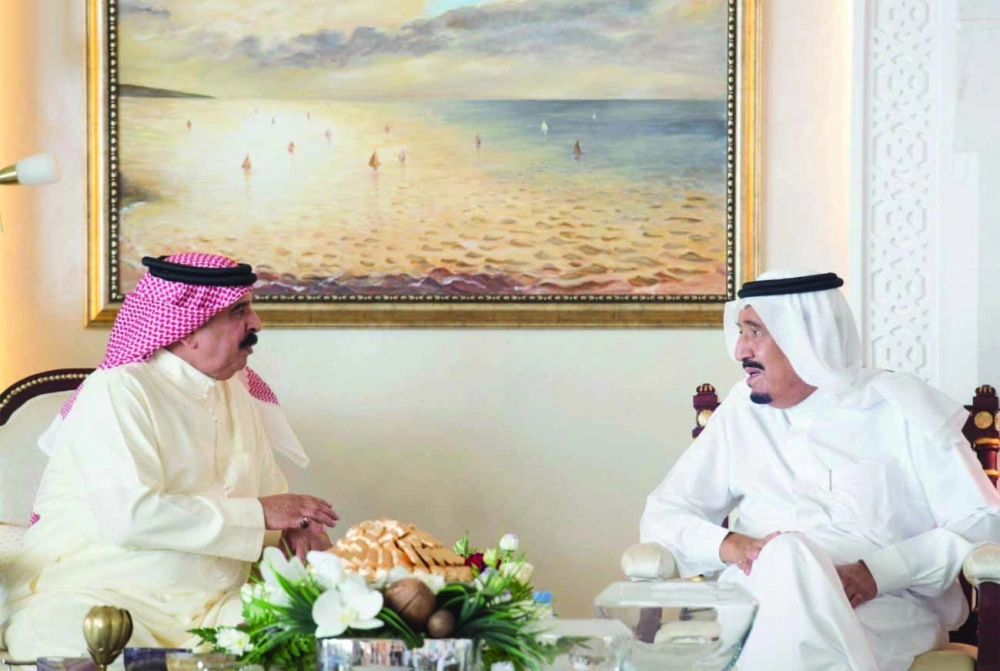 الملك سلمان والملك حمد خلال اللقاء