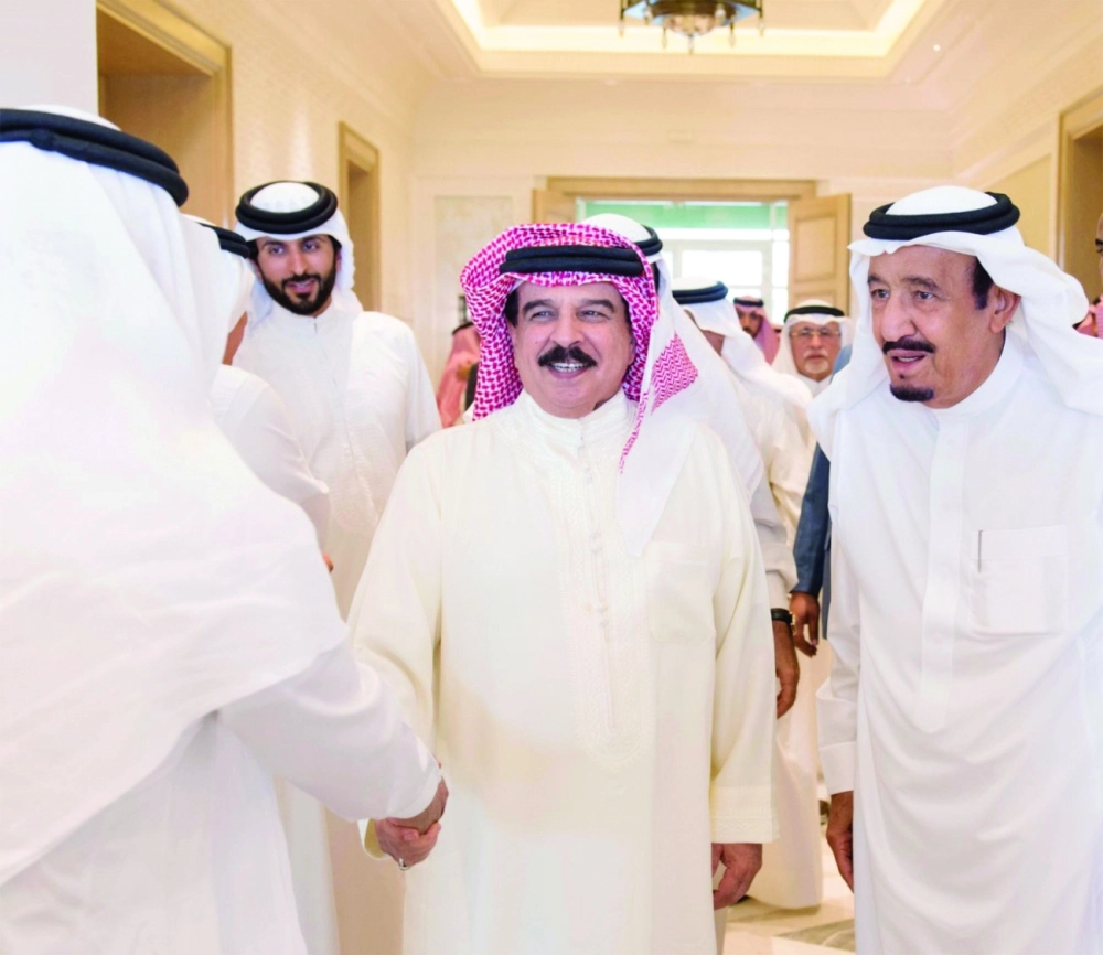 الملك سلمان والملك حمد خلال الاستقبال