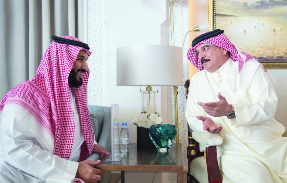 الملك حمد في حديث مع الأمير محمد بن سلمان
